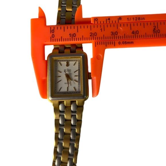 Bill Blass Women's vintage two toned watch with new battery - Picture 4 of 6